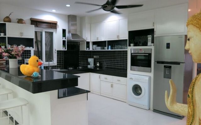 Sirinthara Villa 4 bed pool Nai Harn