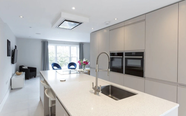 Immaculate Central Windsor Town House