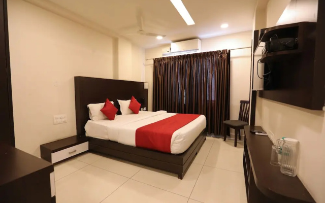 OYO 15909 The Traders Hotel