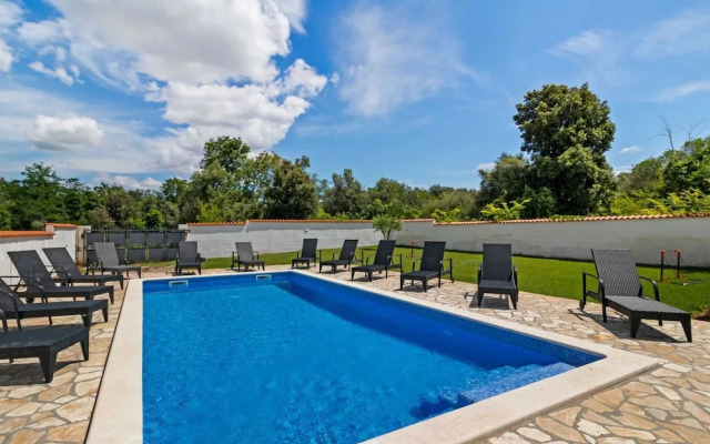 Stylish Holiday Home in Banjole With Swimming Pool