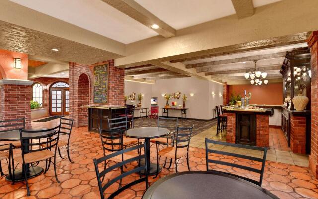 Embassy Suites Kansas City Plaza