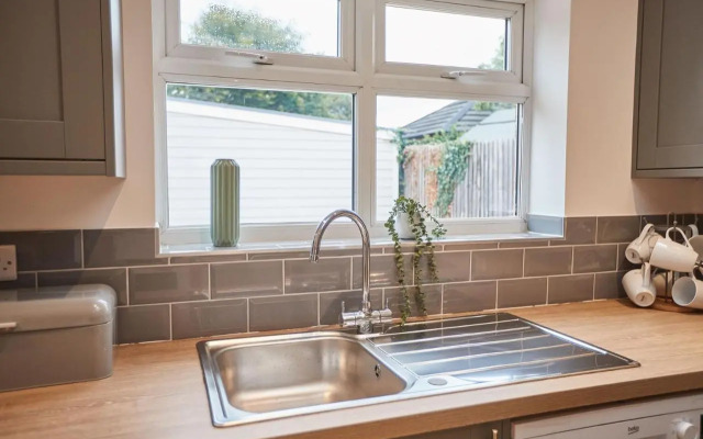 Elfleda Stay - Modern 5 Bedroom House with Parking
