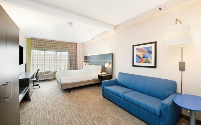 Holiday Inn Express & Suites Delafield