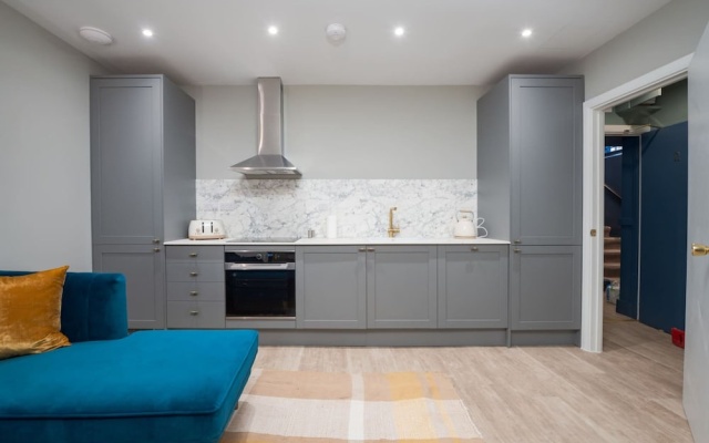 Stylish Hyde Park Apartment PS2