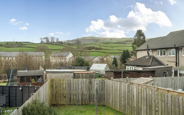 2 Bed House - Sleeps 4 - Garden - Parking - Wifi