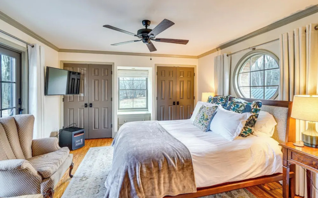 Aldie Home w/ Private Pool: Near Wineries!