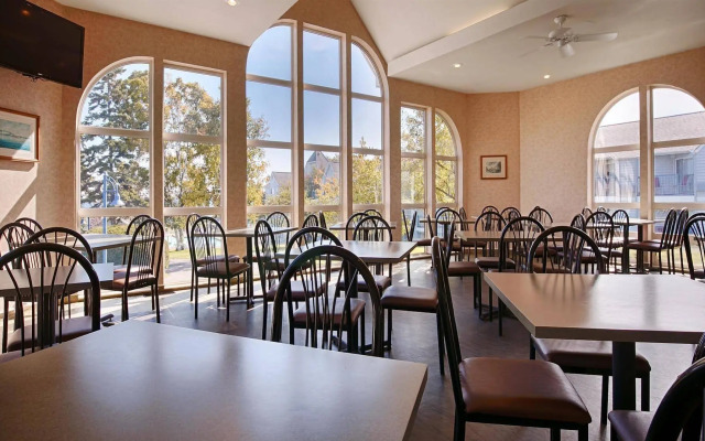 Best Western Harbour Pointe Lakefront