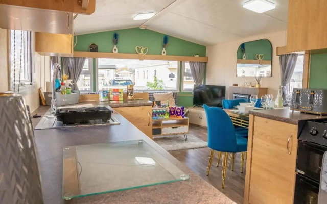 Tattershall Lakes Private Hot Tub Lodge - Sleeps 6