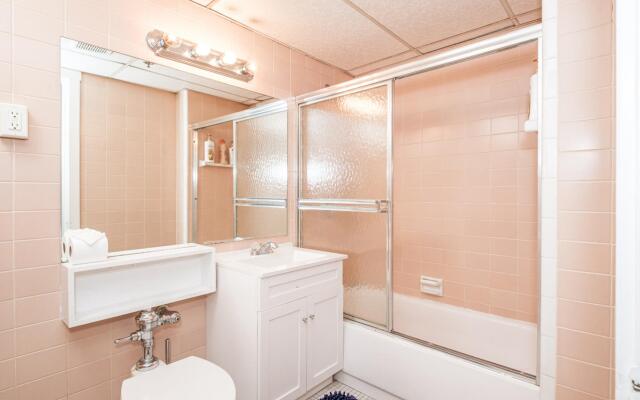 Cozy Studio + Train | Theatre District | Evonify