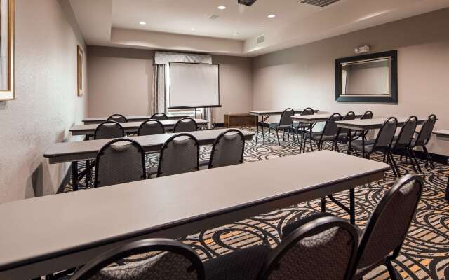 Best Western Plus Kenedy Inn