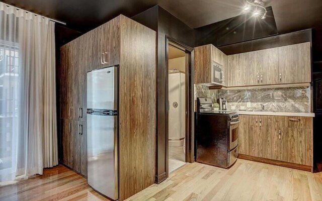 Golden District Yul Standard Studio