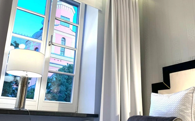 MONDRIAN Luxury Suites & Apartments Market Square IV