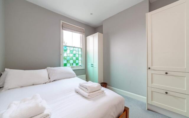 Modern 2-bed Flat in Shepherds Bush - Comfort & Style!