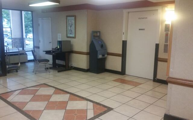Airport Plaza Hotel