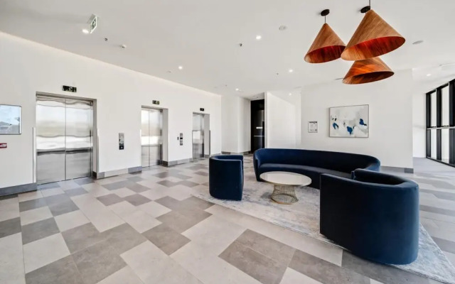 Chic 1-bed With Sophisticated Decor,