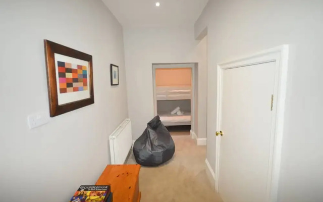 Stylish 3 Bedroom Maisonette Near City Centre