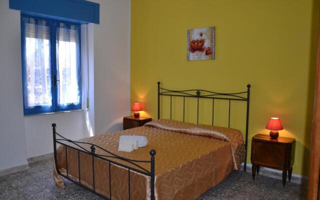 Casa indipendente immersa nel verde con vista mare