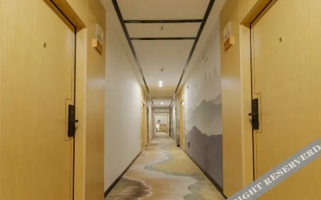 Yunqi Light Residence Hotel (Guangfeng Yuetu Plaza Branch)