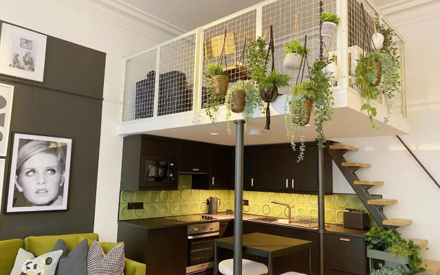 Modern and Bright Three Bed Apartment