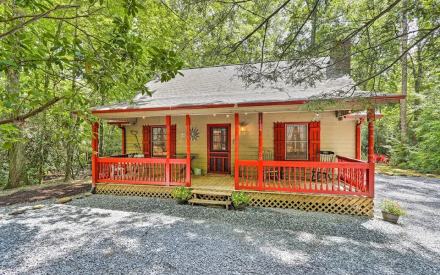 Cozy Creekside Mountain Escape w/ Hot Tub!
