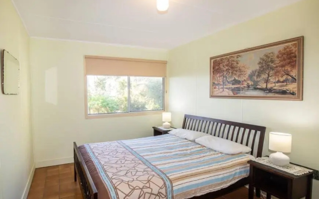 ARCADIA -Straddie original 3 bedroom house with ocean views – Guest Rooms – Point Lookout