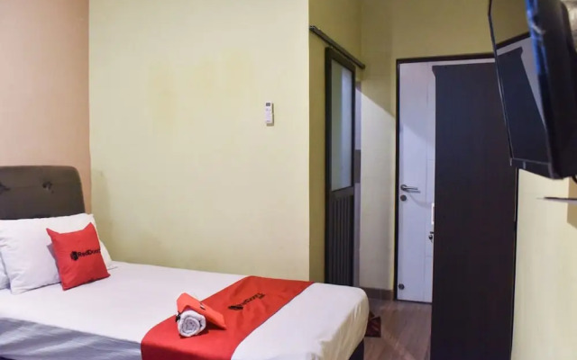 RedDoorz near Surabaya Town Square