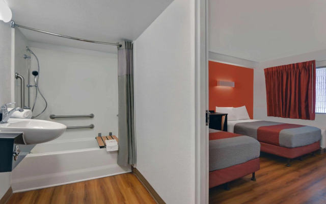 Motel 6 Cutler Bay, FL