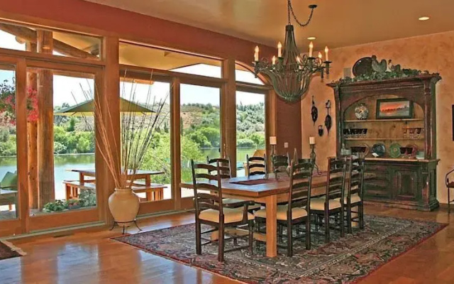 Thousand Springs Winery Bed and Breakfast