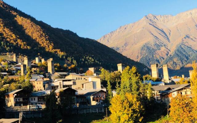 Travel Inn House Mestia • მოგზაურის სახლი