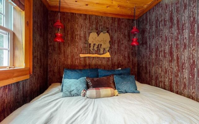 Cowboy Cabin on Stanley Creek