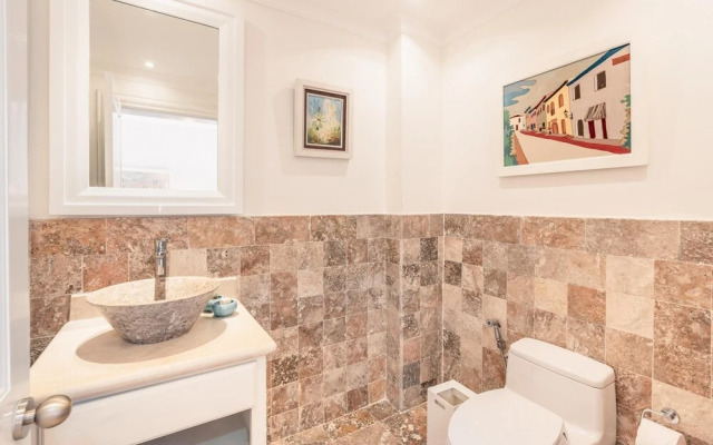 Relax at This Majestic Beachfront Apt at Aquamarina