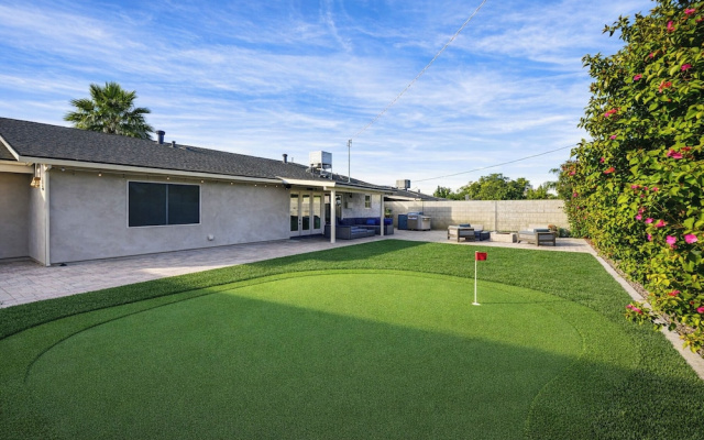 Phoenix Modern Retreat w/ Pool & Putting Green