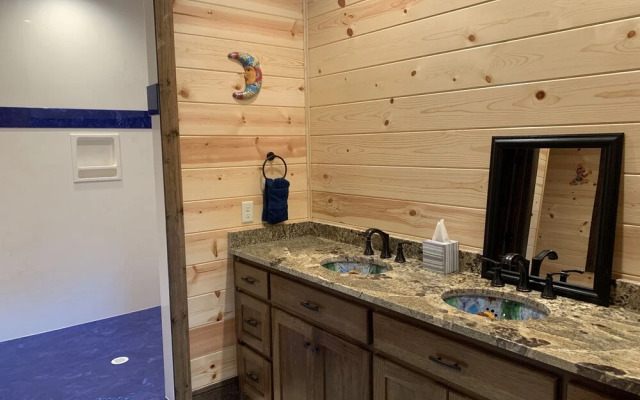 Standing Bear Studio Cabin With Hot Tub on the Deck by Redawning