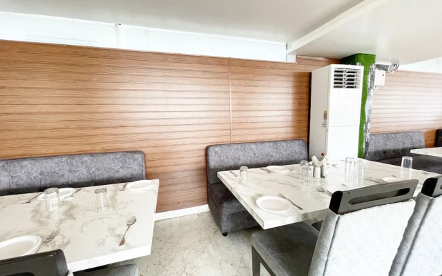 TBS Sea View - Full AC- Pool & Breakfast