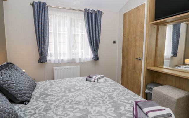 Cayton Pines Lodge at Cayton Bay Holiday Park