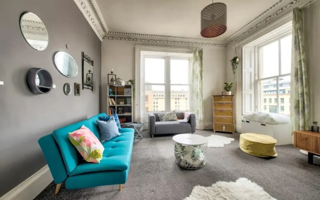Bright And Central Flat, Directly Facing The Usher Hall