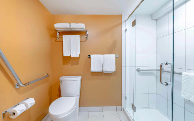 Best Western Plus Emerald Isle Hotel