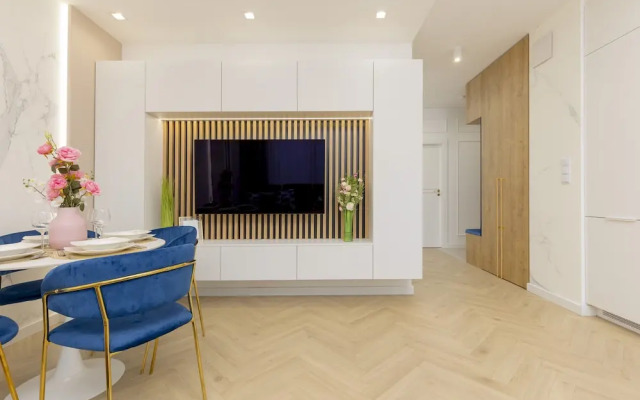 Służewiec Apartment by Renters
