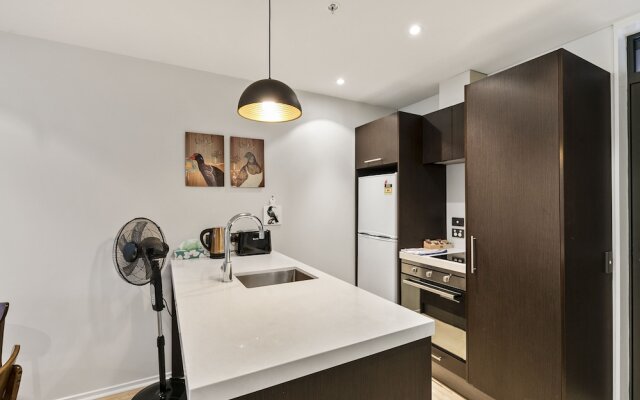 Chic 2BR Pool & Gym - Steps to Ponsonby