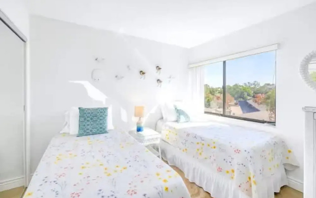 Charming 2BR Lagoon-view Steps To Siesta Key Beach