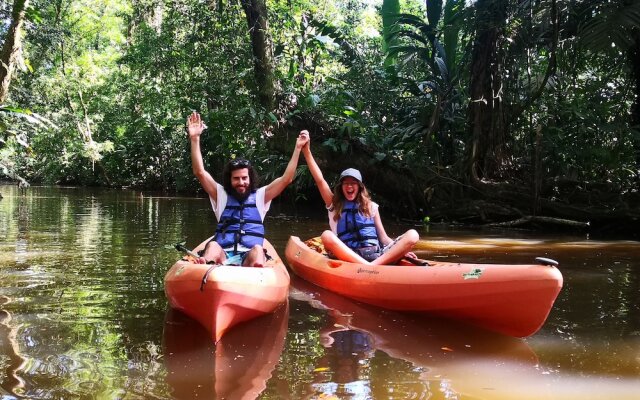 Hotel Cabinas y Tour Aaron Tortuguero