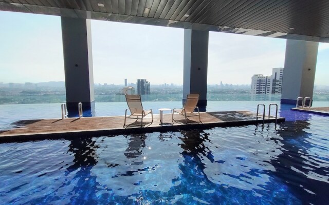Executive Azure Next to New World Hotel