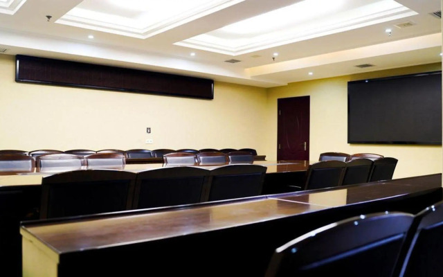 Hefeng Huarong Business Hotel