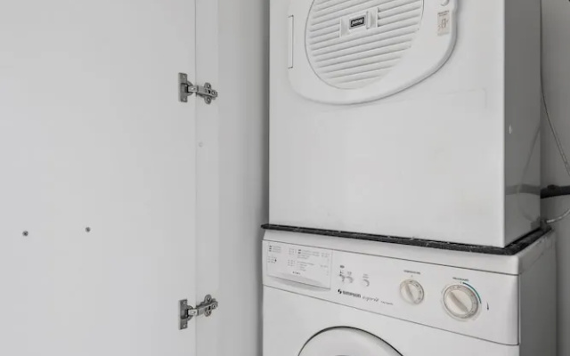 Central 1-bed Apartment With Secure Parking – Guest Rooms – Melbourne