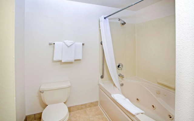 Clarion Inn Surfrider Resort