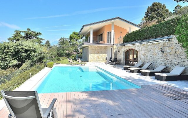 Villa Sybille With Pool And Lake View