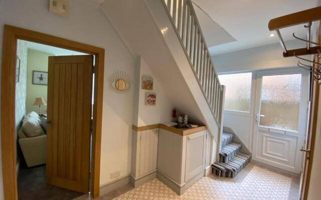 Charming 3 bed house and garden, pet friendly