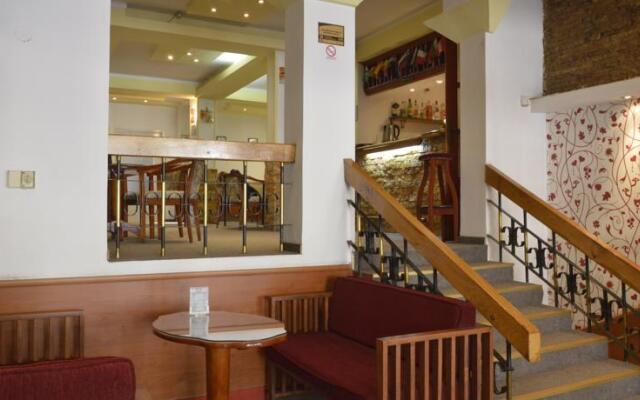 Ani Hotel
