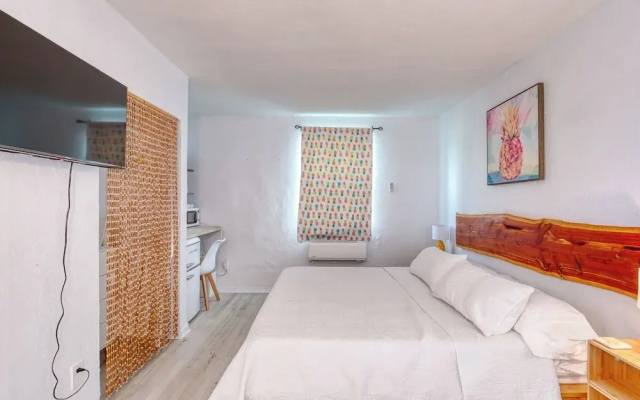 Pineapple Shores Retro Inn
