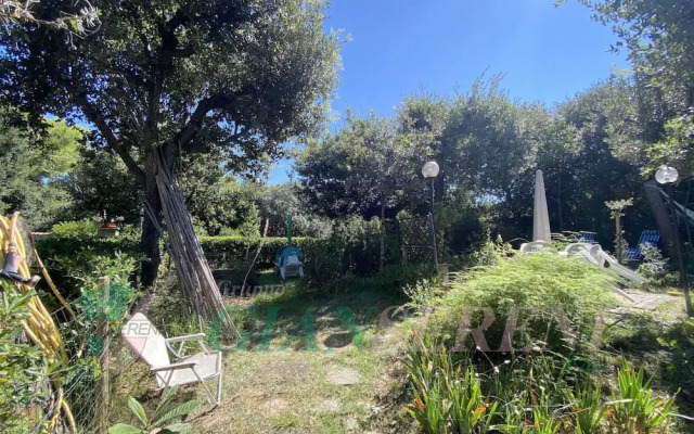 Villa Papini Seafront With 3 Apartments and Garden-rif Papi